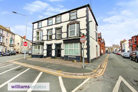 3 bedroom apartment for sale - Crescent Square, Rhyl