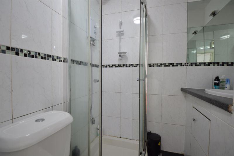 En suite to bedroom