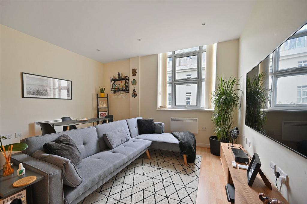 Bromyard House, Bromyard Avenue, London, W3 2 bed apartment to rent £