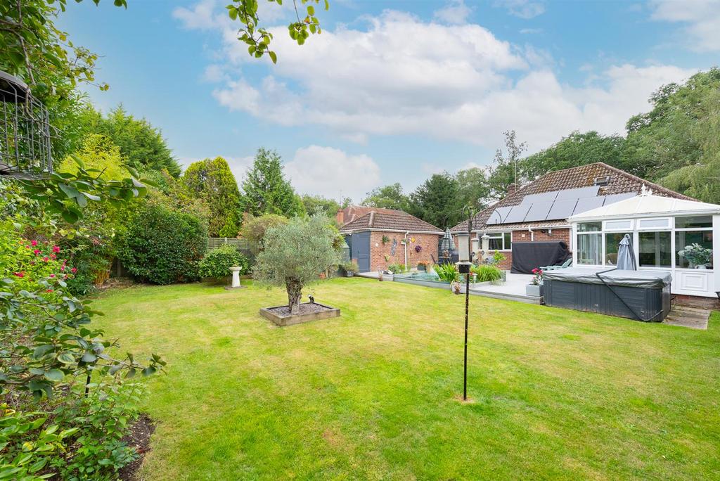 Reading Road, Basingstoke RG24 2 bed detached bungalow for sale £500,000