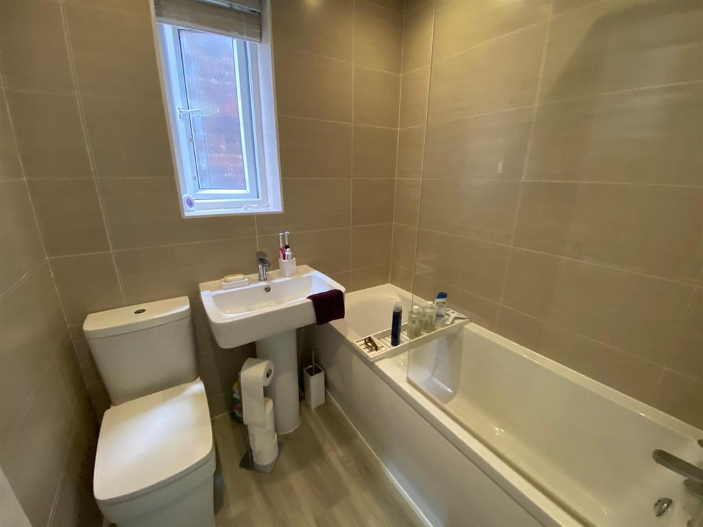 The common 41a bathroom.jpg