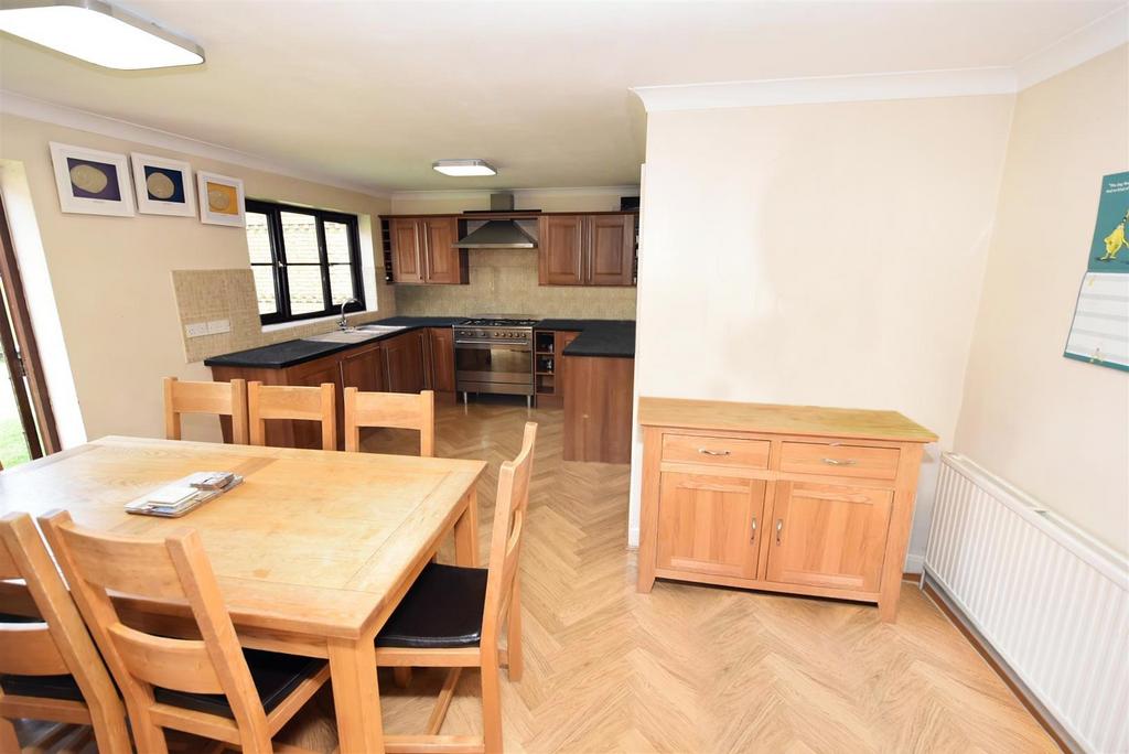 Cleveland Road, Canvey Island SS8 4 bed detached house for sale £600,000