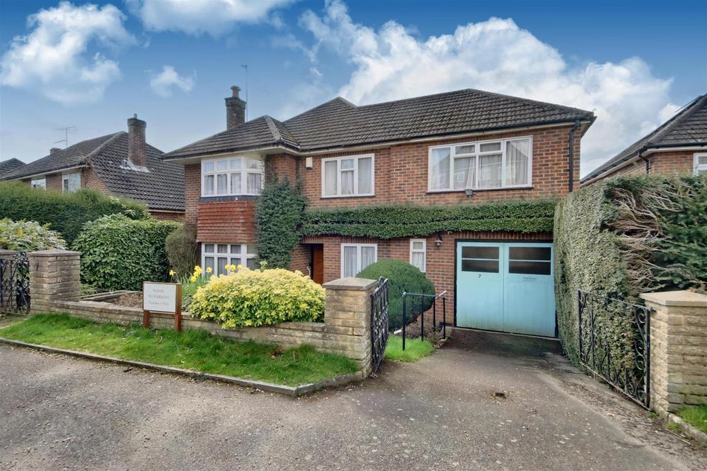 Beech Avenue, Radlett WD7 4 bed detached house £1,225,000