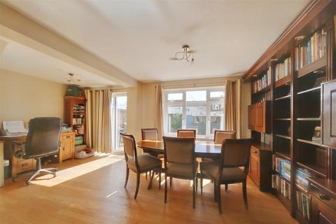 12 Beagle Close, Radlett, WD7 8PG