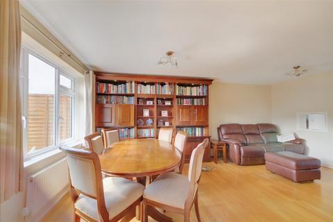 12 Beagle Close, Radlett, WD7 8PG