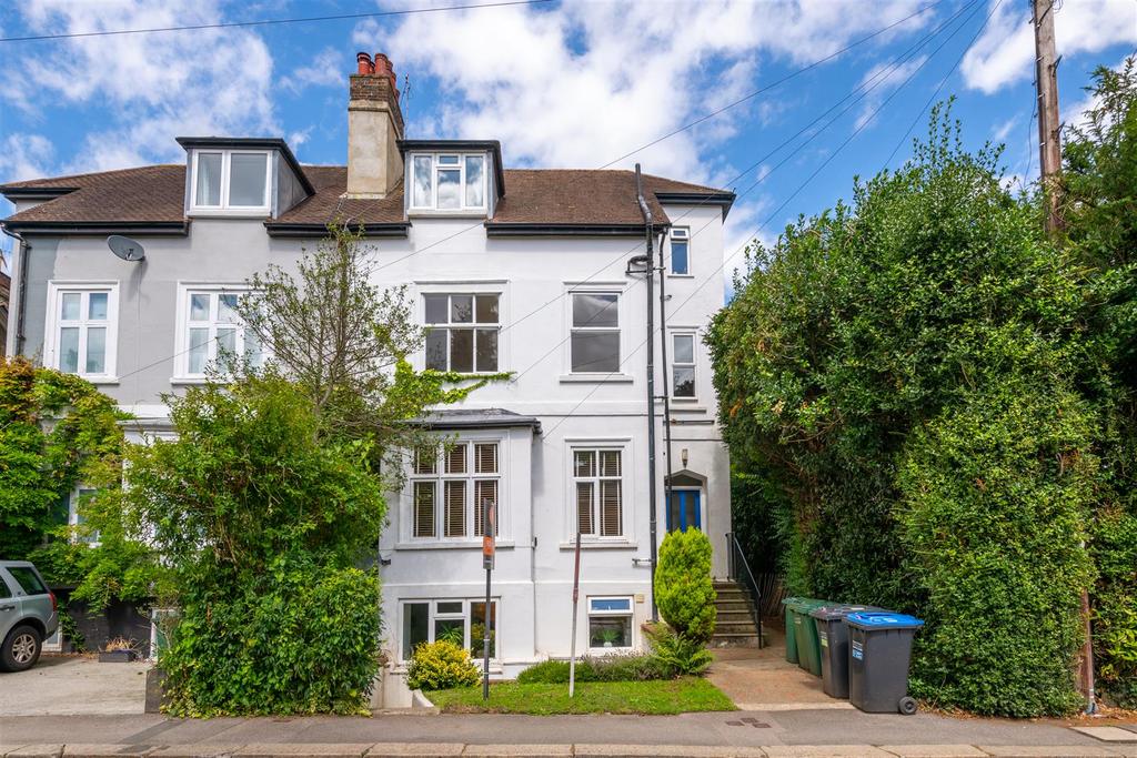 101 Holmesdale Road, Reigate 1 bed apartment for sale £270,000
