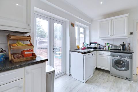 69 Ingrebourne Road, Rainham, RM13 9AH