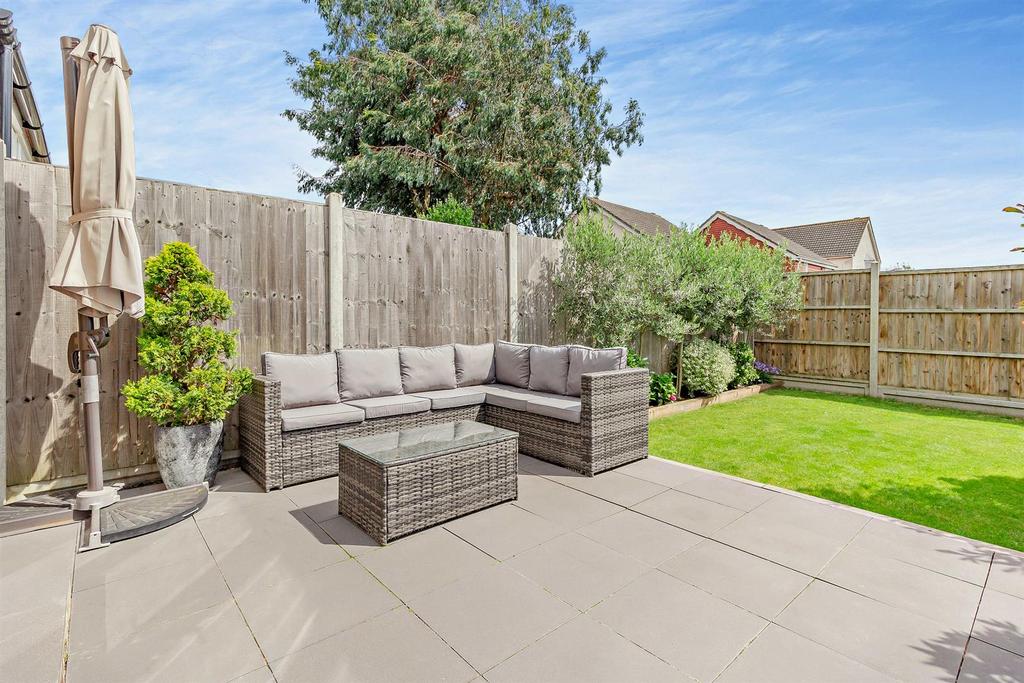 Kings Chase, Brentwood 2 bed terraced house for sale £475,000