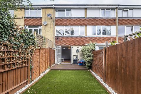 5 Hazel Mead, Epsom, KT17 1PW