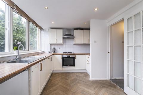 5 Hazel Mead, Epsom, KT17 1PW