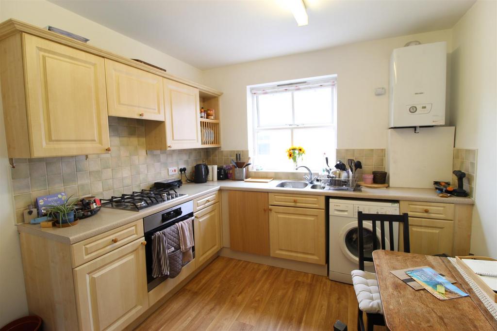 Hayden Court Glossop 2 bed flat to rent £850 pcm (£196 pw)