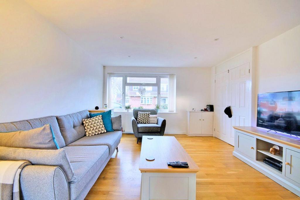 Wymans Brook GL50 4SS 3 bed house £1,400 pcm (£323 pw)