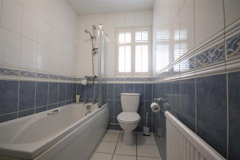 7 Walnut Tree Avenue, Dartford, DA1 1LJ