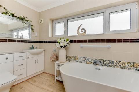 4 Meadow Way, Ferring, Worthing, BN12 5LD