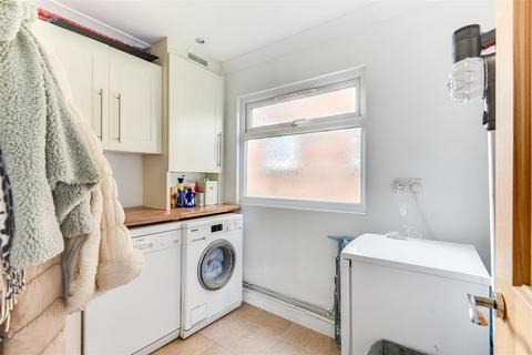 4 Meadow Way, Ferring, Worthing, BN12 5LD