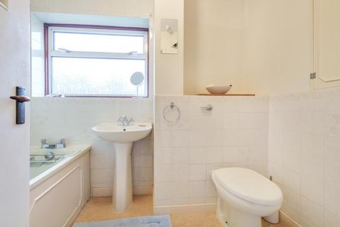 129 Applegarth Avenue, Guildford, GU2 8LT