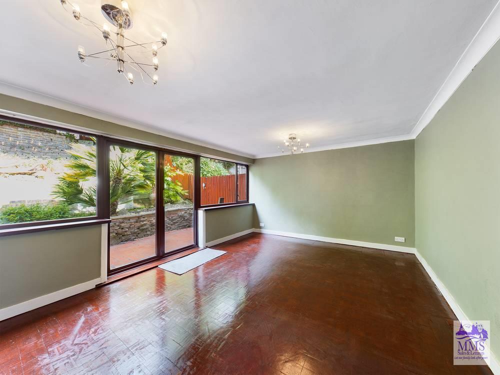 Charles Drive, Cuxton, Rochester 3 bed terraced house for sale £300,000