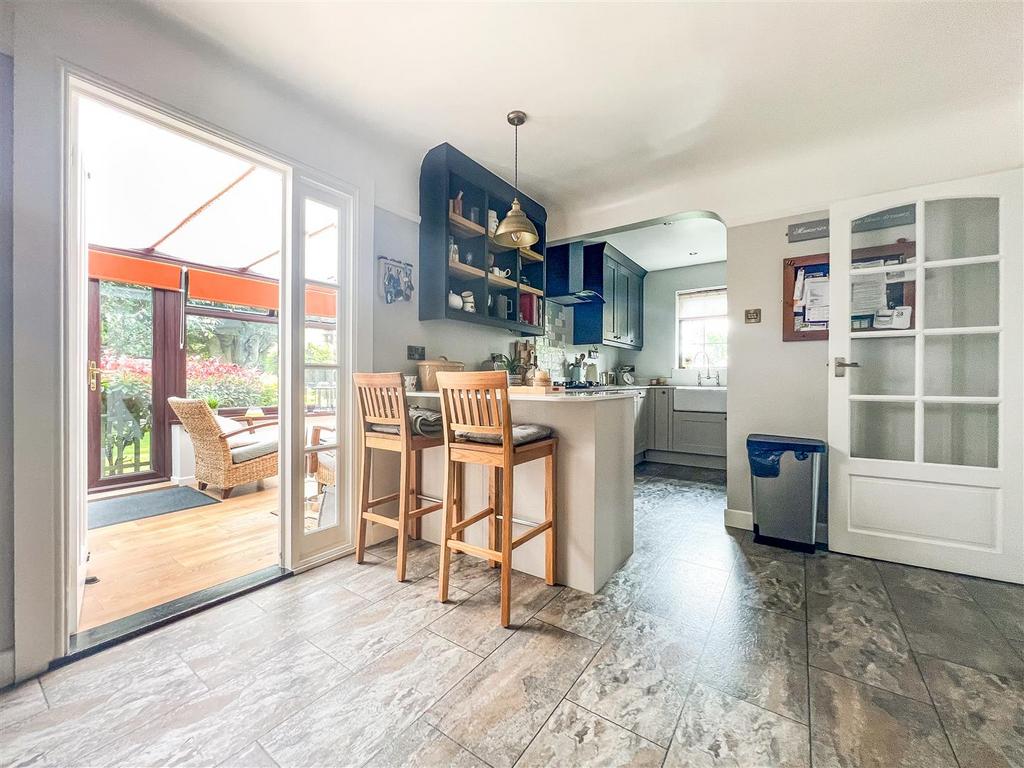 Coppins Grove, Portchester 3 bed semidetached house £450,000
