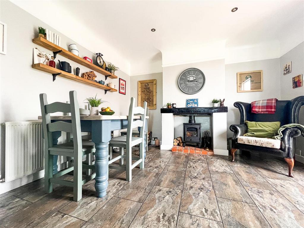 Coppins Grove, Portchester 3 bed semidetached house £450,000