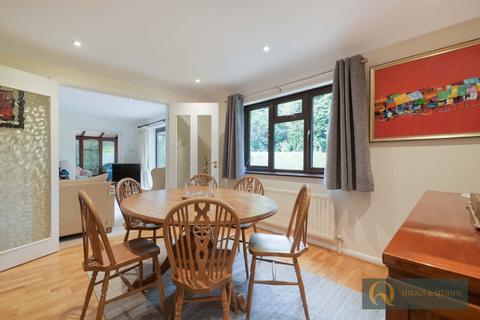 3 Beech Holt, Leatherhead, KT22 8RE