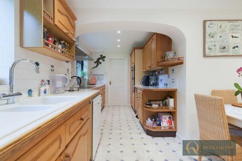 3 Beech Holt, Leatherhead, KT22 8RE