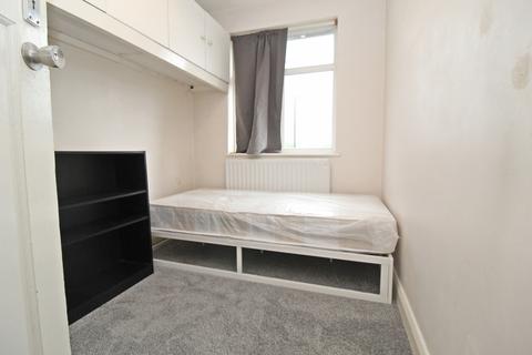 1 bedroom in a house share to rent, New Malden, KT3