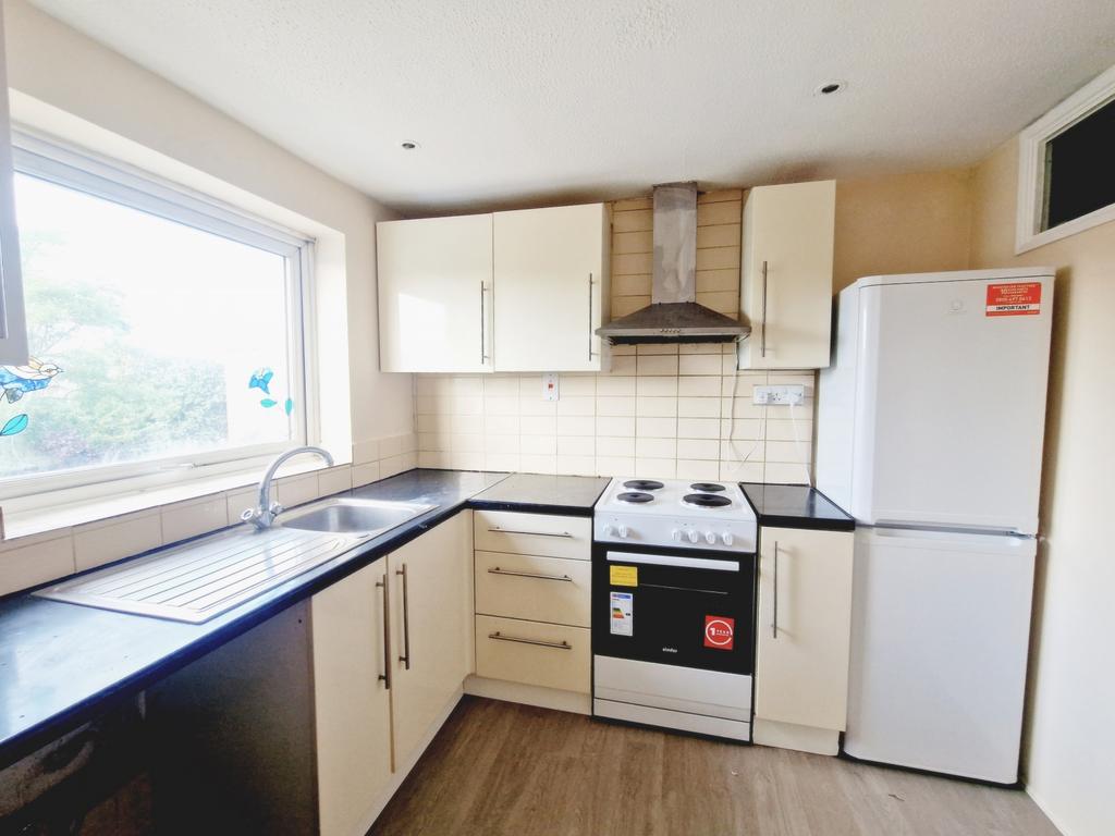 Dellow Close, Newbury Park, Ilford, IG2 2 bed flat £1,700 pcm (£392 pw)