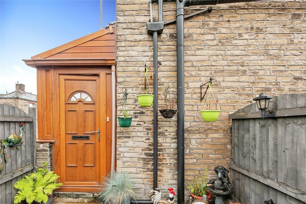 Huddersfield Road, Wyke, Bradford, West Yorkshire, BD12 2 bed end of