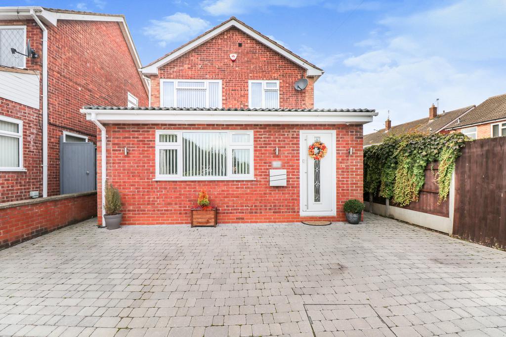Milner Close, Bulkington, CV12 3 bed detached house £340,000