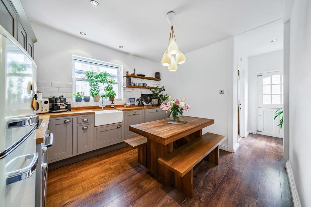 Venn Street, Clapham 2 bed £800,000