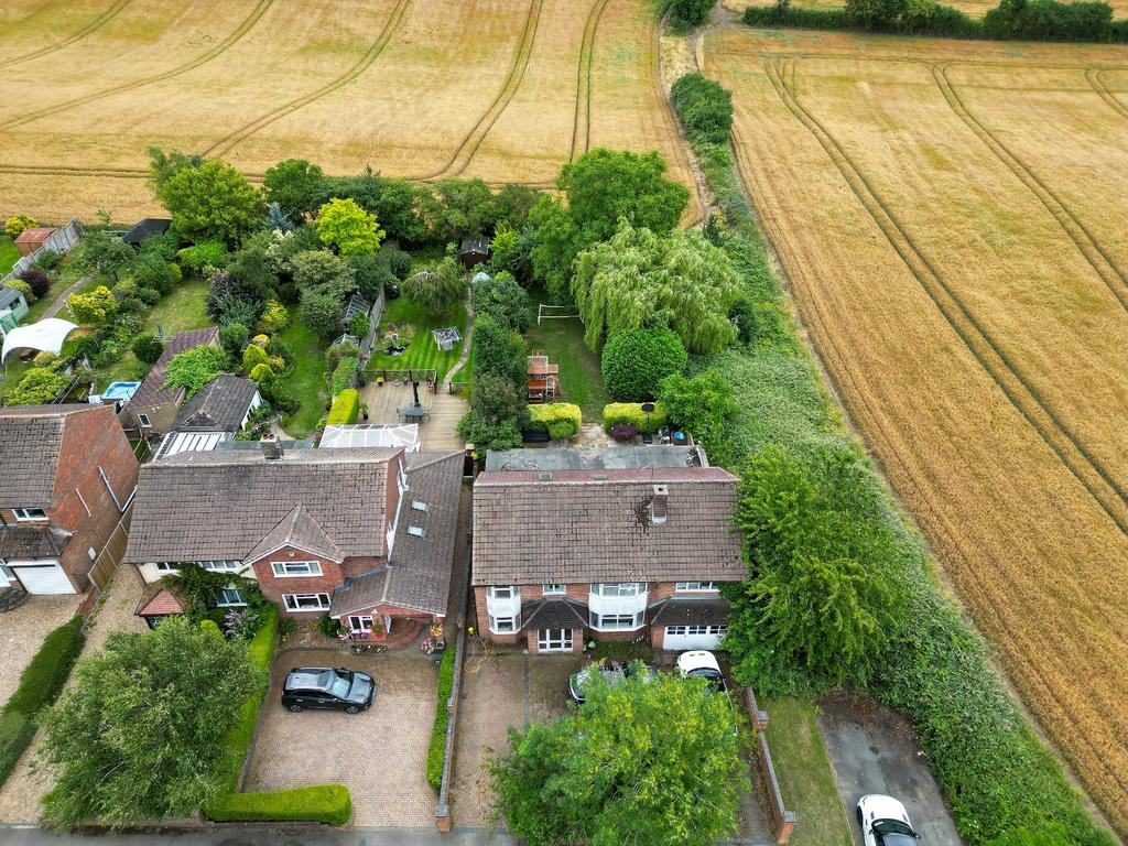Toms Lane, Kings Langley, Hertfordshire, WD4 6 bed detached house for