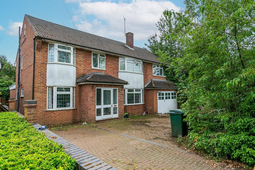 Toms Lane, Kings Langley, Hertfordshire, WD4 6 bed detached house for