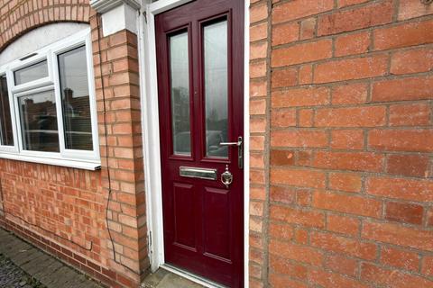 6 bedroom semi-detached house to rent, Available Now - 3 Rooms - McIntyre Road, Worcester, WR2 5LG
