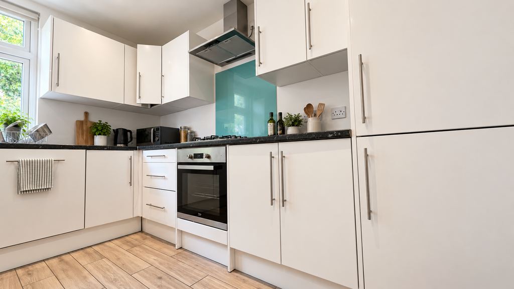 Apartment in Harrow, Rayners Lane - View 3