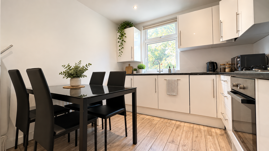 Apartment in Harrow, Rayners Lane - View 4
