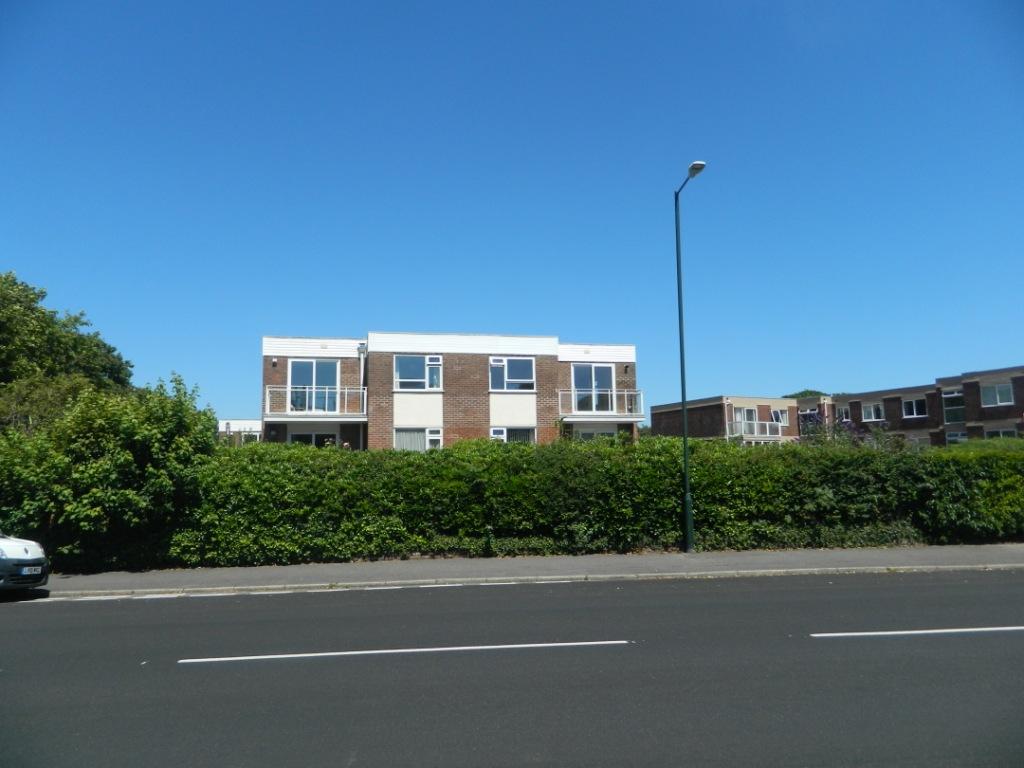 Carbery Avenue, Southbourne, Bournemouth 2 bed flat £950 pcm (£219 pw)