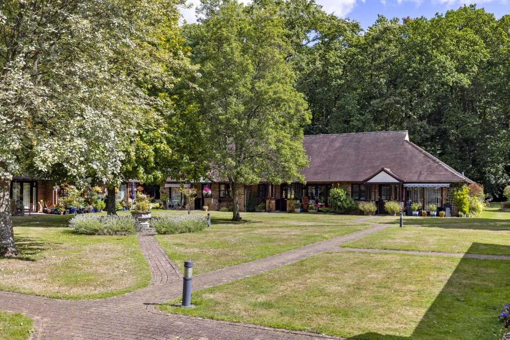Bagshot Road, Ascot SL5 2 bed bungalow £339,950