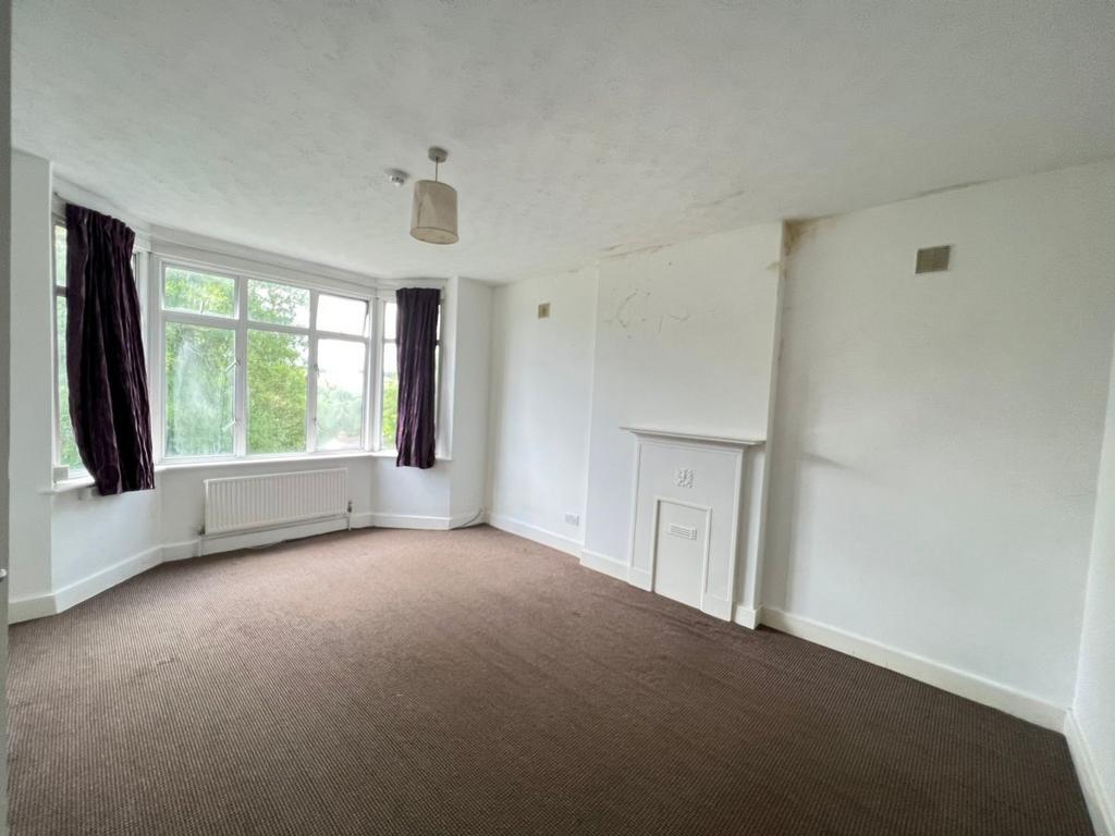 Coningsby road, Hp13 2 bed flat to rent £1,350 pcm (£312 pw)