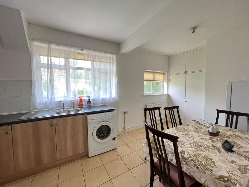 Coningsby road, Hp13 2 bed flat to rent £1,350 pcm (£312 pw)