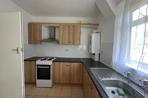 2 bedroom flat to rent, Coningsby road, Hp13