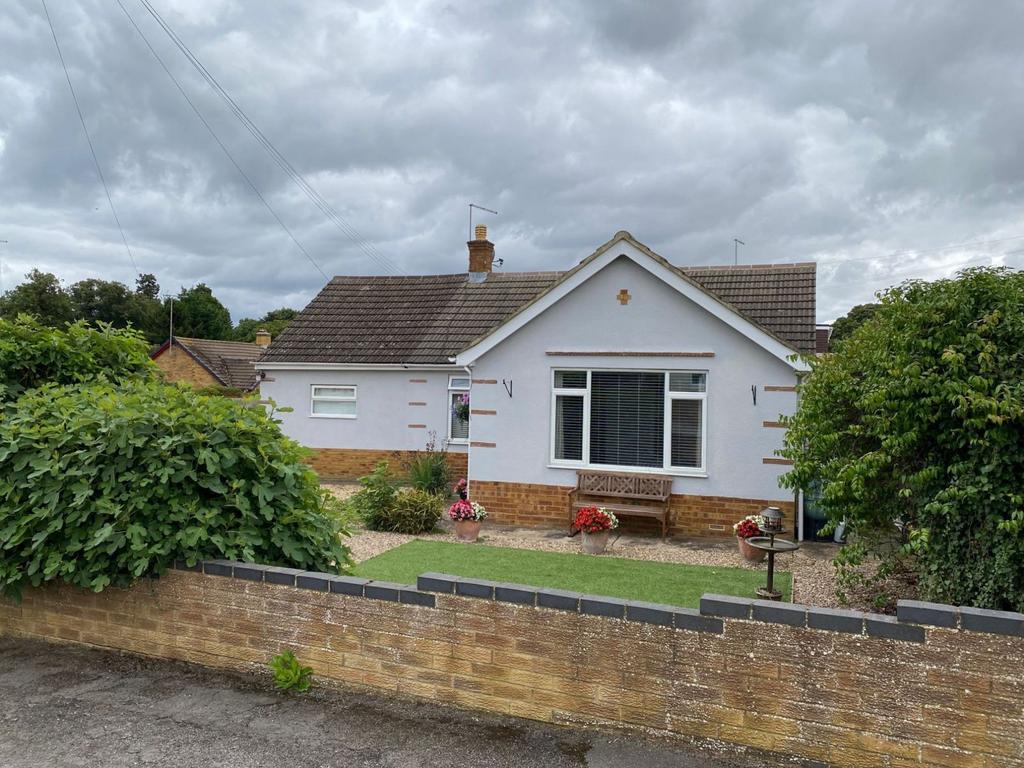 Glebe Way, Hardingstone, Northampton NN4 6DH 4 bed detached bungalow