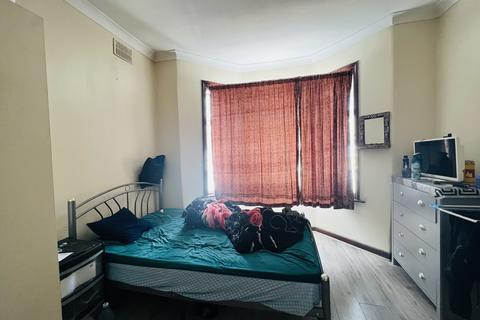 2 bedroom flat to rent, Monteagle Avenue, Barking IG11