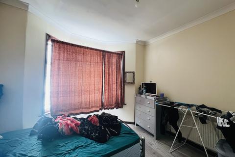 2 bedroom flat to rent, Monteagle Avenue, Barking IG11