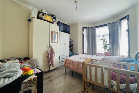 2 bedroom flat to rent, Monteagle Avenue, Barking IG11