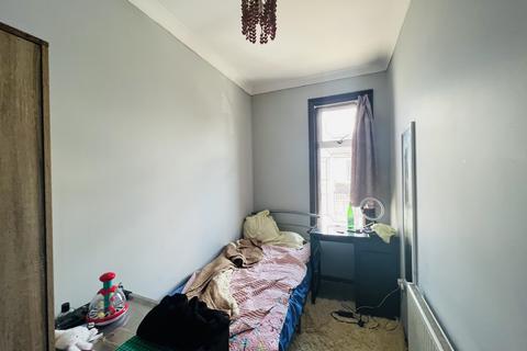 2 bedroom flat to rent, Monteagle Avenue, Barking IG11