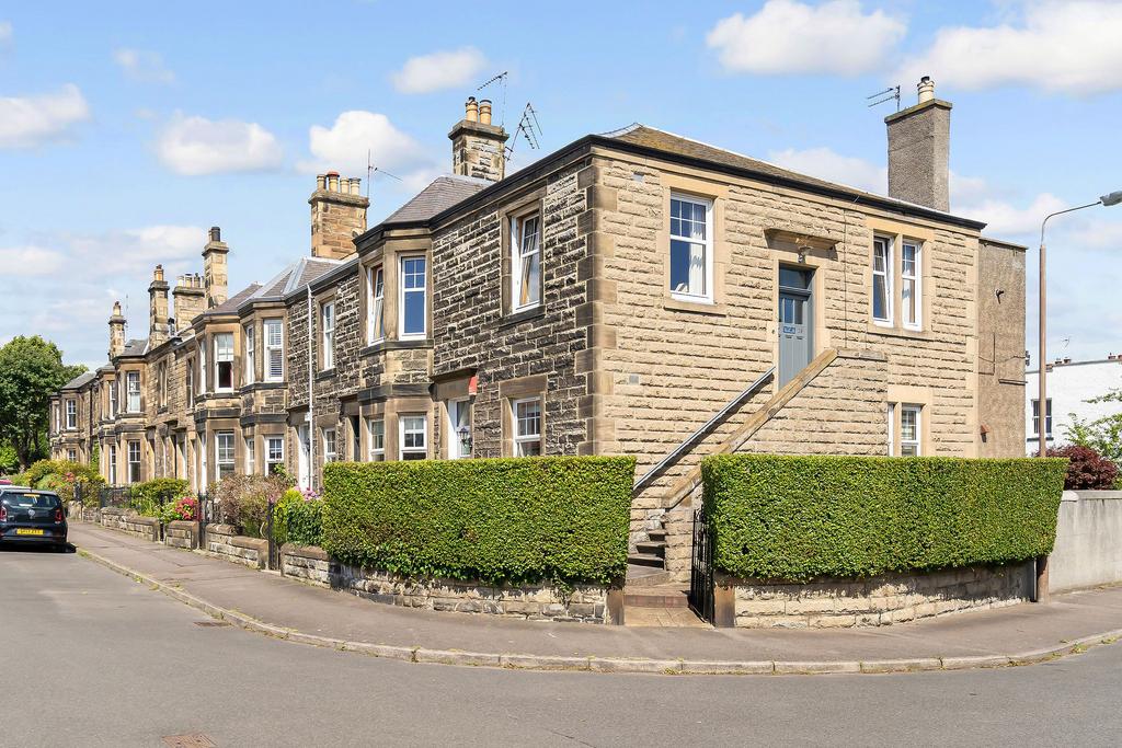 29 Beresford Avenue, Trinity, Edinburgh, EH5 3EU 2 bed flat for sale