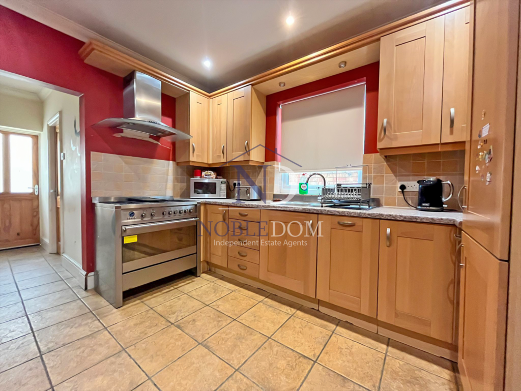 Bulstrode Road, Hounslow, TW3 4 bed terraced house £2,500 pcm (£577 pw)