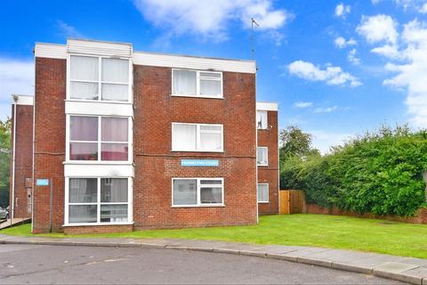2 bedroom ground floor flat for sale - Franklynn Road, Haywards Heath, West Sussex