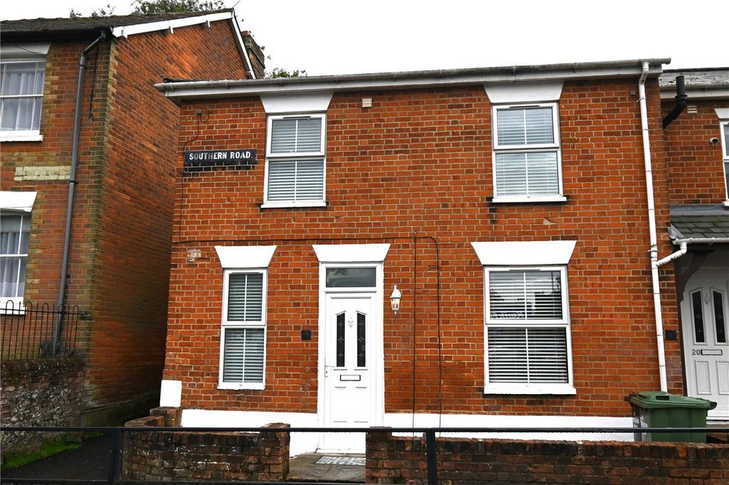Southern Road, Basingstoke... 3 bed terraced house £1,550 pcm (£358 pw)