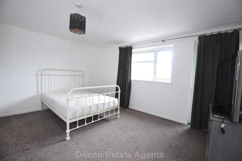 2 bedroom flat for sale - Cadnam Court, Gomer